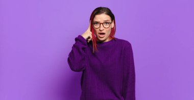  Şaşırmış, ağzı açık, şok olmuş, yeni bir düşünce, fikir ya da konsept keşfediyor.