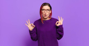  Şaşırmış, şaşırmış ve şaşırmış hissediyorsun. Onayladığını gösteriyorsun. İki elinle de onay imzası atıyorsun.