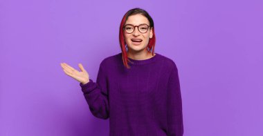  Mutlu, şaşkın ve neşeli hissetmek, olumlu bir tavırla gülümsemek, bir çözüm ya da fikir gerçekleştirmek.