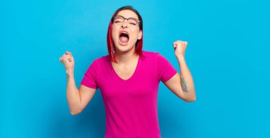  Kızgın bir ifadeyle saldırganca bağırmak ya da başarıyı kutlayan yumruklarla.