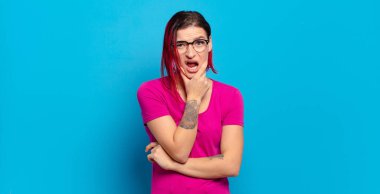  Ağzı ve gözleri açık ve elleri çenesinde, nahoş bir şekilde şokta, ne diyor ya da vay be