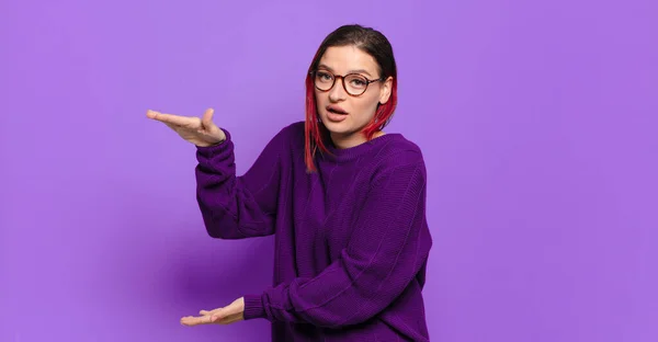 Ein Objekt Mit Beiden Händen Auf Dem Seitlichen Kopierraum Halten — Stockfoto