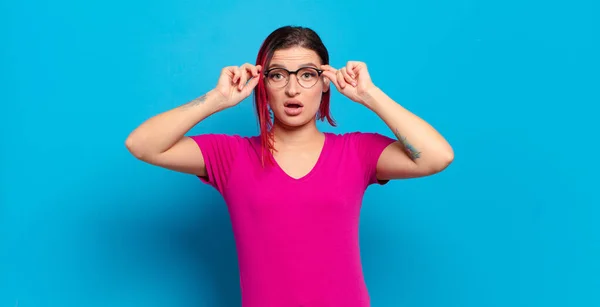 Schockiert Erstaunt Und Überrascht Mit Erstaunten Ungläubigen Blicken Eine Brille — Stockfoto