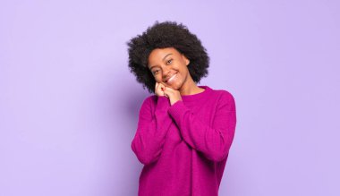  Aşık olmak, sevimli görünmek, tapılası ve mutlu olmak, romantik bir şekilde gülümsemek.