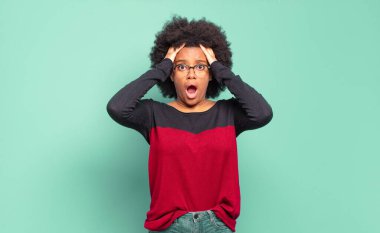  Dehşete kapılmış ve şok olmuş hissediyorum, ellerimi havaya kaldırıyorum ve hata yaptığımda panikliyorum.