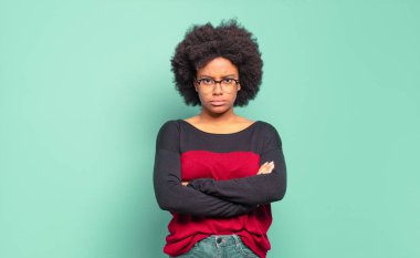  Hoşnutsuz ve hayal kırıklığına uğramış hissediyorum, ciddi görünüyor, kızgın ve çapraz kollara kızgın.