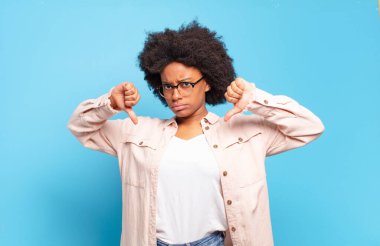  Üzgün, hayal kırıklığına uğramış ya da kızgın görünüyorsun. Anlaşmazlıkta baş parmağını gösteriyorsun. Hayal kırıklığına uğramış hissediyorsun.