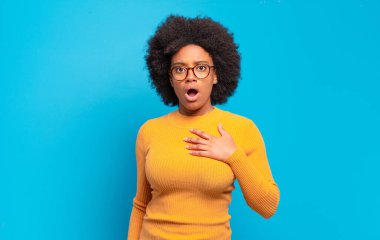  Şok olmuş, şaşırmış ve şaşırmış hissediyorum, ellerim göğsümde ve ağzım açık, kim olduğumu söylüyorum, ben?