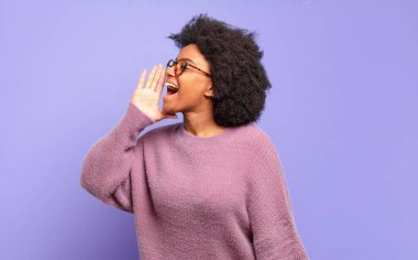  Profil görünümü, mutlu ve heyecanlı görünüyor, bağırıyor ve kenardaki boşluğu kopyalamak için arıyor