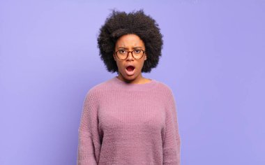  Şok olmuş, kızgın, sinirli ya da hayal kırıklığına uğramış, ağzı açık ve öfkeli görünüyordu.