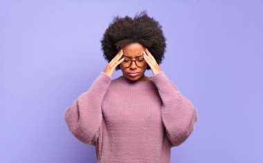  Stresli ve hayal kırıklığına uğramış görünüyor, baskı altında çalışıyor, baş ağrısı ve sorunlarla boğuşuyor.