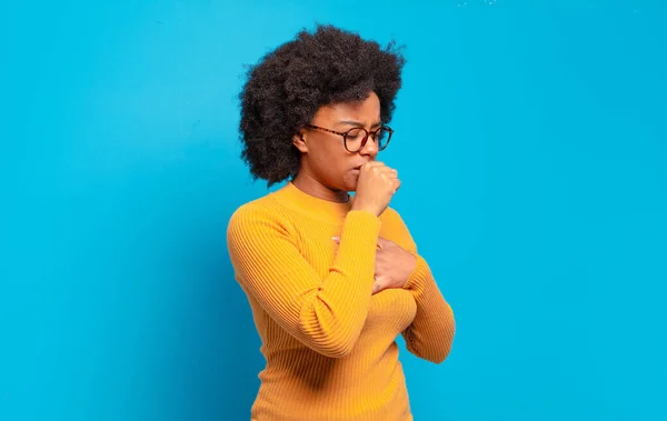 Übelkeit Mit Halsschmerzen Und Grippesymptomen Husten Mit Verdecktem Mund — Stockfoto