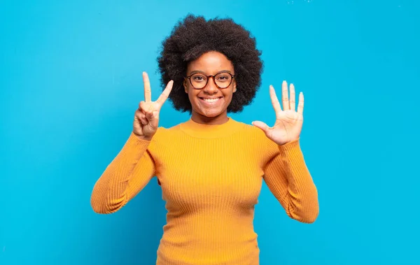 Sonriendo Mirando Amigable Mostrando Número Siete Séptimo Con Mano Hacia — Foto de Stock