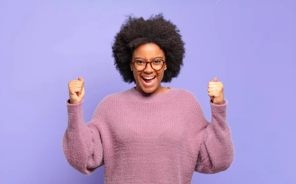 Zich Gelukkig Verrast Trots Voelen Succes Schreeuwen Vieren Met Een — Stockfoto