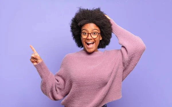 Lachen Kijken Blij Positief Verrast Realiseren Van Een Geweldig Idee — Stockfoto