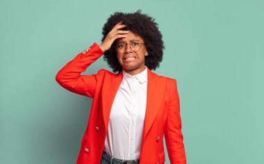  Unutulmuş bir süre için paniklemek, stresli hissetmek, bir pisliği örtbas etmek ya da hata yapmak.