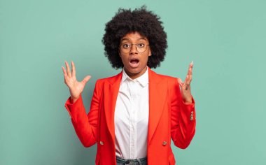  Şaşırmış ve şaşırmış bir şekilde bakarken, inanılmaz bir şey fark ettiğinizde şaşkınlık içinde çenenizi kapayın.