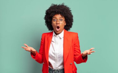  Açık sözlü ve şaşırmış, şok olmuş ve hayrete düşmüş.