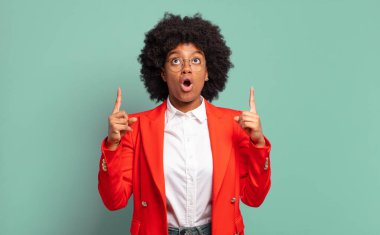  Şaşırmış ve şaşırmış bir bakışla yukarıyı gösteren açık ağızlı bir duygu.