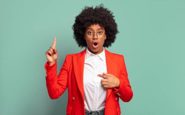  Gururlu ve şaşırmış hissediyorum, özgüvenimi gösteriyorum, kendimi başarılı hissediyorum.