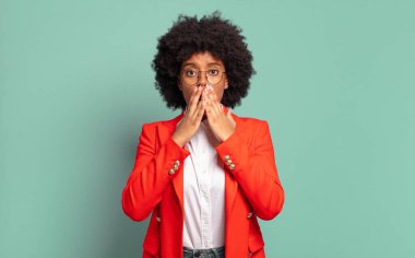  Endişeli, üzgün ve korkmuş hissediyorum, ellerle ağzını kapatıyorum, endişeli ve berbat görünüyor.