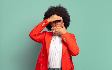  İki elinle kameraya hayır diyerek yüzünü kapatıyorsun! Resimler reddediliyor ya da yasaklanıyor