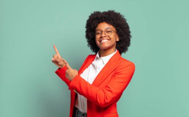  Neşeli ve şaşırmış hissediyorum, şok olmuş bir ifadeyle gülümsüyorum ve bir tarafı işaret ediyorum.