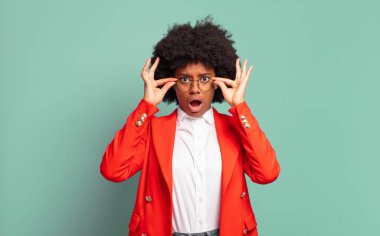  Şaşırmış, şaşırmış ve şaşırmış hissediyorum, şaşkın ve inanmayan bir bakışla gözlük tutuyor.