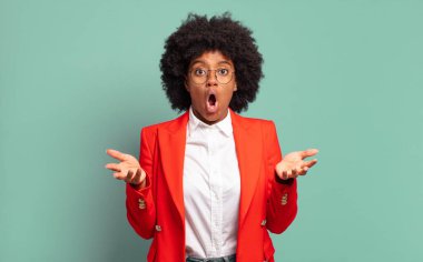  Son derece şok olmuş ve şaşırmış, endişeli ve paniklemiş hissediyorum, stresli ve korkmuş bir bakışla