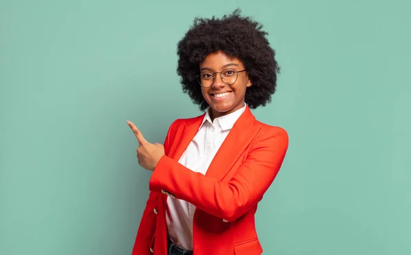 Sonriendo Alegremente Sintiéndose Feliz Señalando Hacia Lado Hacia Arriba Mostrando — Foto de Stock