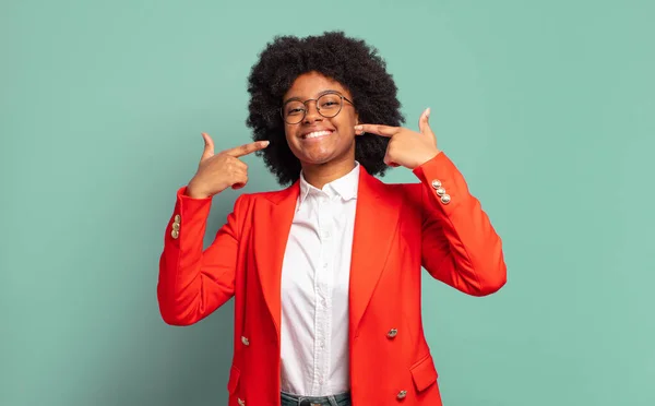 Sorrindo Confiantemente Apontando Para Próprio Sorriso Largo Atitude Positiva Relaxada — Fotografia de Stock