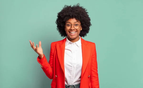 Zich Gelukkig Verrast Vrolijk Voelen Glimlachen Met Een Positieve Houding — Stockfoto