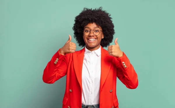 Sorrindo Forma Ampla Parecendo Feliz Positivo Confiante Bem Sucedido Com — Fotografia de Stock