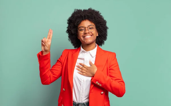 Mirando Feliz Confiado Digno Confianza Sonriendo Mostrando Signo Victoria Con — Foto de Stock