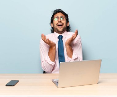 Genç ve yakışıklı Hintli adam umutsuz ve sinirli görünüyor, stresli, mutsuz ve sinirli, bağırıyor ve çığlık atıyor. iş ve Frelancer kavramı