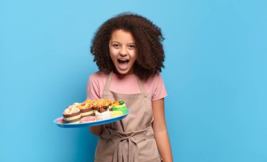 Oldukça afro bir genç bağırıyor, çok kızgın, sinirli, öfkeli ya da sinirli görünüyor, hayır diye bağırıyor. Komik fırıncı konsepti