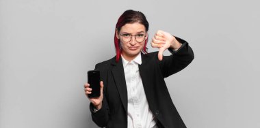 Genç, çekici, kızıl saçlı, çapraz, sinirli, hayal kırıklığına uğramış ya da hoşnutsuz bir kadın. Ciddi bir bakışla reddediyor. iş kavramı