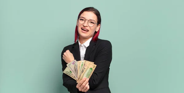 Wanita Muda Berambut Merah Menarik Merasa Bahagia Positif Dan Sukses — Stok Foto