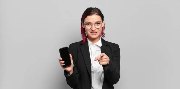 Giovane Attraente Donna Dai Capelli Rossi Che Punta Verso Fotocamera — Foto Stock