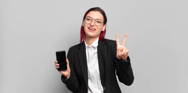 Junge Attraktive Frau Mit Rotem Haar Lächelt Und Sieht Glücklich — Stockfoto