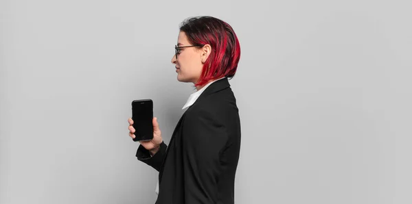 Jonge Aantrekkelijke Rood Haar Vrouw Profiel Bekijken Zoek Naar Ruimte — Stockfoto