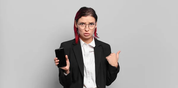 Jovem Atraente Mulher Cabelo Vermelho Olhando Espantado Descrença Apontando Para — Fotografia de Stock