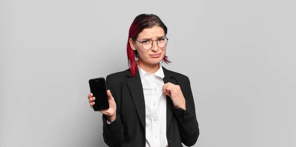 Jovem Atraente Mulher Cabelo Vermelho Olhando Arrogante Bem Sucedido Positivo — Fotografia de Stock