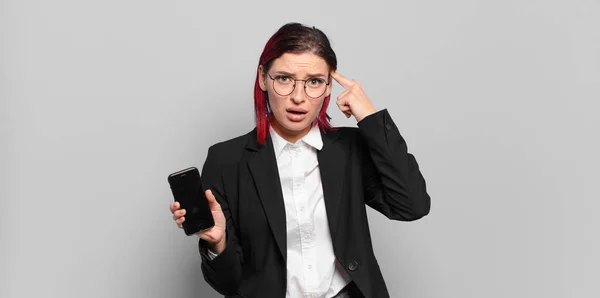 Junge Attraktive Frau Mit Rotem Haar Die Überrascht Mit Offenem — Stockfoto
