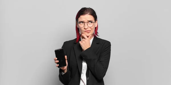 Jovem Atraente Mulher Cabelo Vermelho Pensando Sentindo Duvidoso Confuso Com — Fotografia de Stock