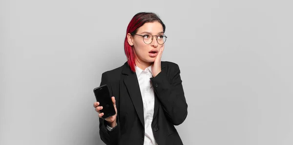 Giovane Attraente Donna Capelli Rossi Sentirsi Felice Eccitato Sorpreso Guardando — Foto Stock