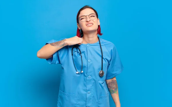 若い魅力的な赤い髪の女性の感情を強調 疲れや不満 シャツの首を引っ張って 問題に不満を探している 病院看護師のコンセプト — ストック写真