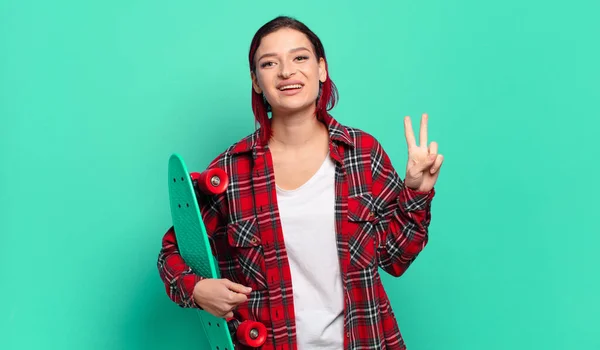 Jovem Atraente Mulher Cabelo Vermelho Sorrindo Olhando Amigável Mostrando Número — Fotografia de Stock