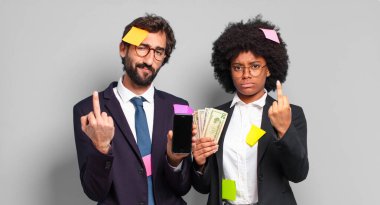 Genç iş adamları kızgın, sinirli, asi ve agresif hissediyorlar. Orta parmağını sallayarak karşılık veriyorlar. mizahi iş konsepti