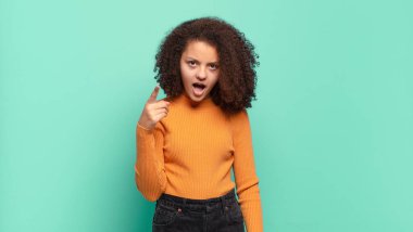 Kızgın ve agresif bir ifadeyle kameraya bakan bir kız kızgın, çılgın bir patron gibi görünüyor.